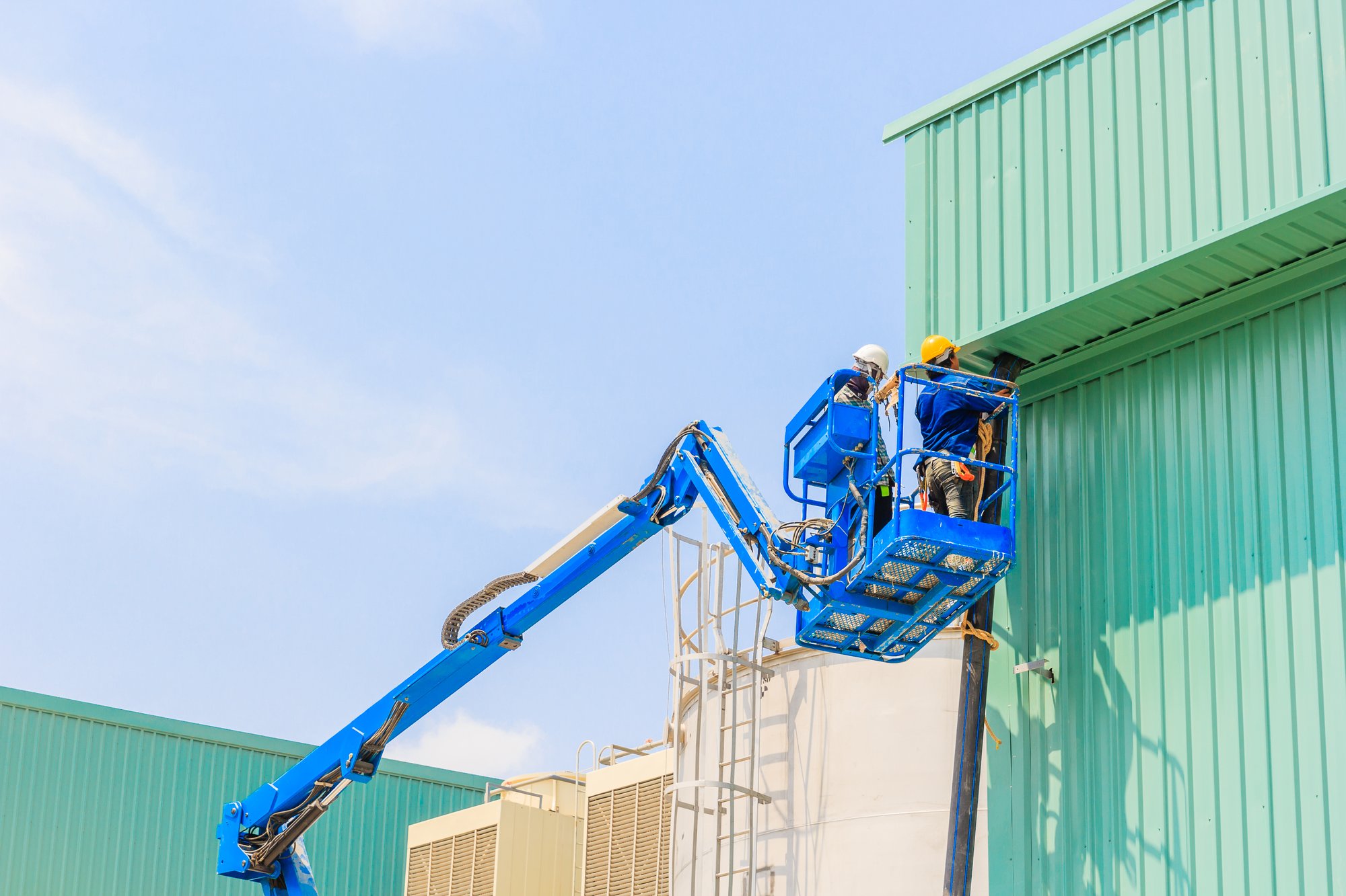 worker-man-scissor-hydraulic-lift-table-platform-towards-factory-roof